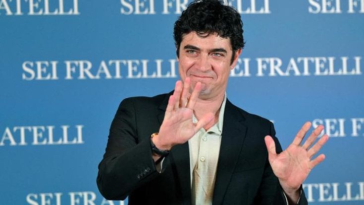 Riccardo Scamarcio: “Ho preso tanti schiaffi, sbagliato e fallito. Ma non ho mai rinunciato agli ideali”