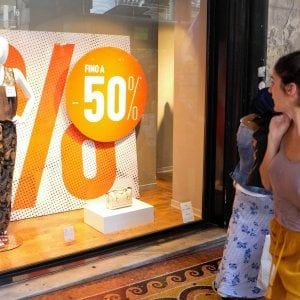 Saldi, oggi via in tutta Italia. Confesercenti: "Budget ridotto del 20% rispetto al 2019"