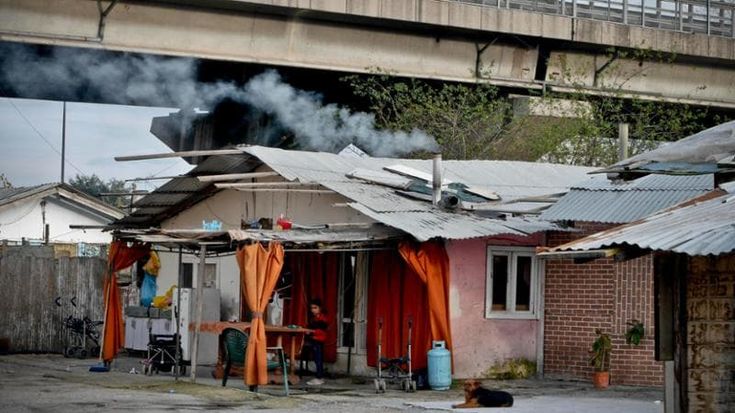 Campo rom a Scampia, Manfredi accelera: “Situazione non degna di un Paese civile”