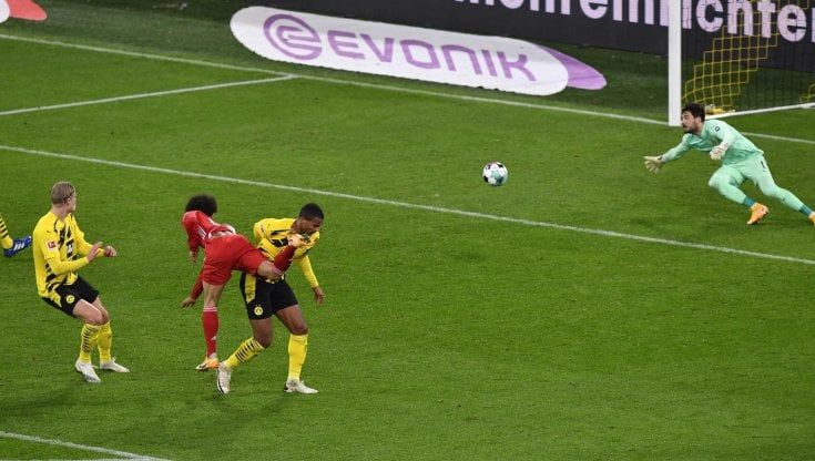 Germania, "Klassiker" spettacolo: il Bayern Monaco piega il Dortmund 3-2