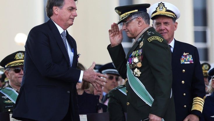 Brasile, la crisi più nera dalla dittatura. Lasciano sei ministri e i vertici militari