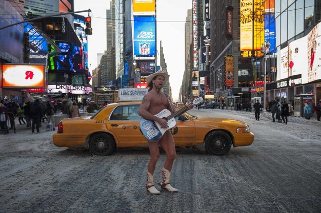 New York, 'Naked Man' non si ferma davanti alla neve