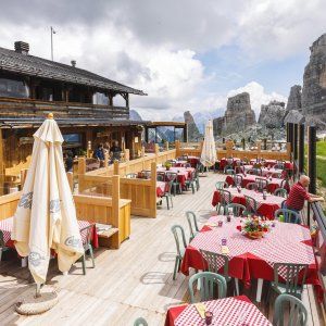 Dall'apericena allo street food: 76 miliardi per mangiare fuori