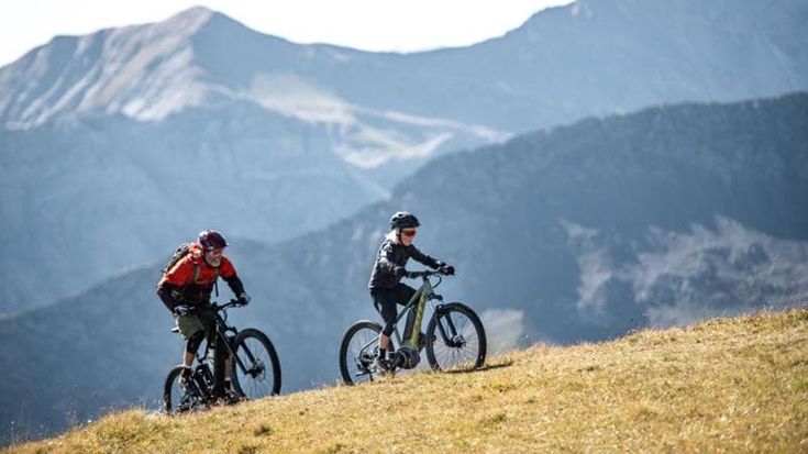 E-bike, quando pedalare non stanca. Ecco i cinque modelli per l’estate
