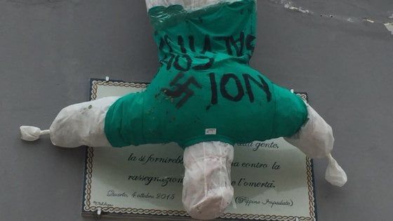Fantocci 'anti Salvini' con svastica nel napoletano. Il leader della Lega: "Vigliacchi"