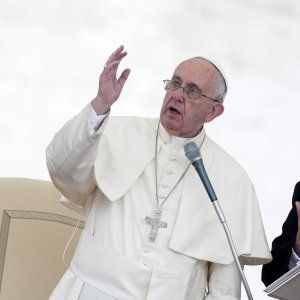 Papa: "No a raccomandazioni nel lavoro, basta illegalità"