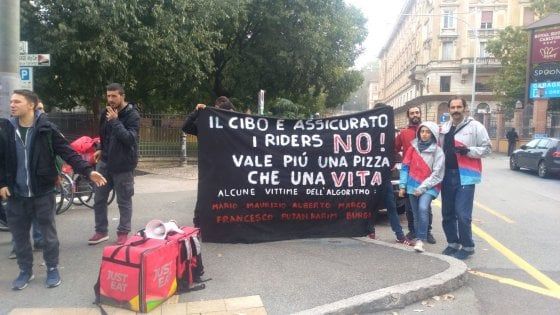 La protesta dei riders di Just Eat all'Inail di Bologna
