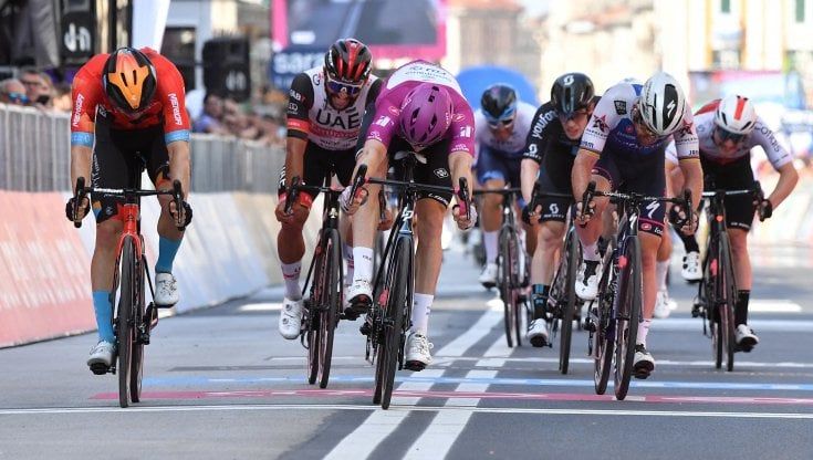 Giro d'Italia, Demare impone la sua legge: terzo sprint vincente. Lopez resta in rosa, si ritira Bardet
