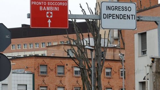 Brescia, la dimettono dall'ospedale: partorisce in casa da sola due ore dopo