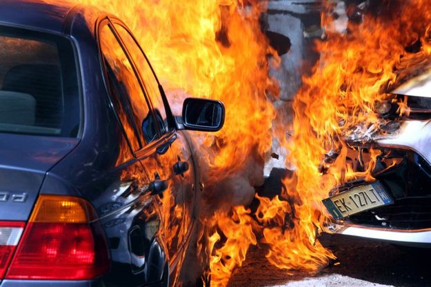 Milano, auto in fiamme: terrore in strada 