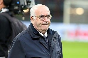 Tavecchio contro Platini<br />"Via arbitri di porta"
