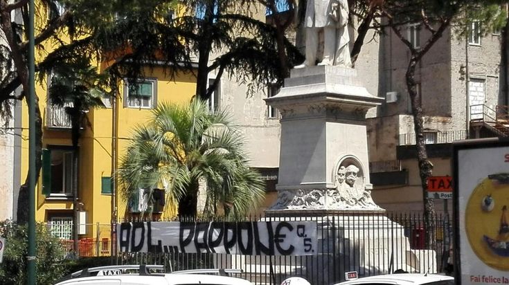 Napoli, città invasa da striscioni contro De Laurentiis