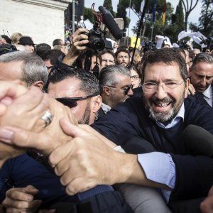 Roma, Marino ai suoi fan in piazza: "Ripensarci? Non vi deluderò"