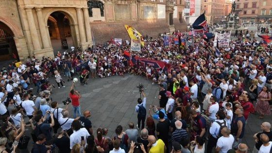 Lo scatto del Bologna alla fontana del Nettuno: "Noi ci siamo"