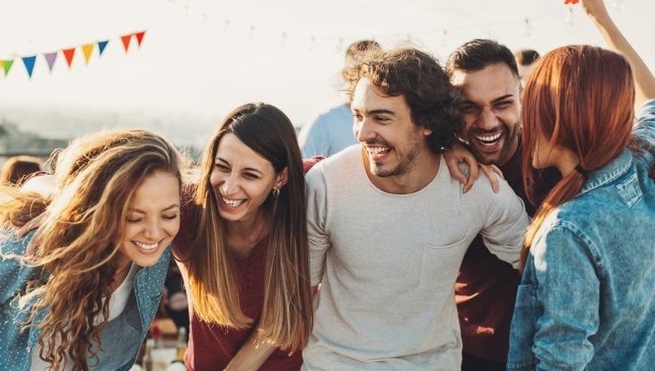 Divertimento ma senza eccessi: la socialità secondo i giovani italiani 