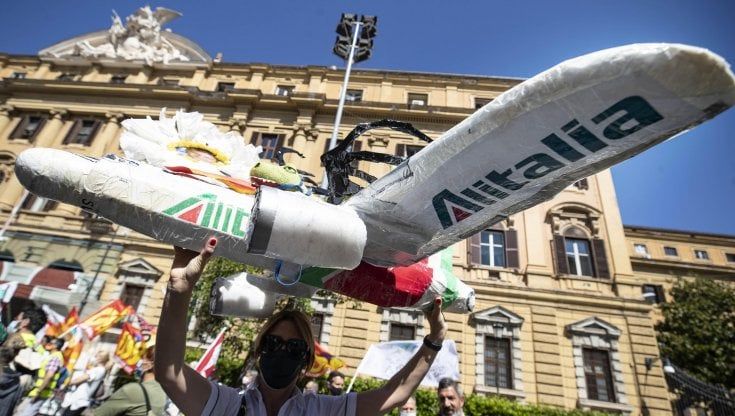 Alitalia, i commissari: "Non abbiamo i fondi per stipendi e quattordicesima"