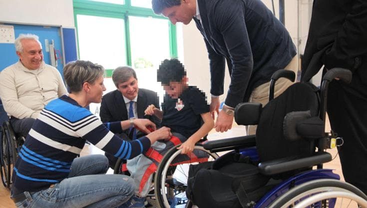 Dorian a 8 anni riceve una carrozzina speciale: “Ora può giocare a basket, l’emozione più grande”