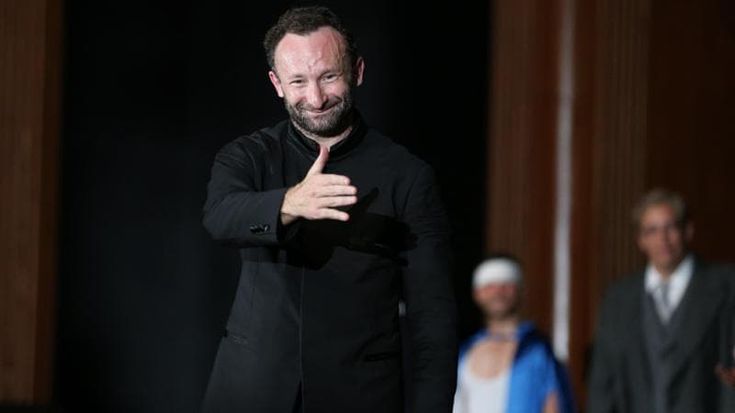 Brahms senza armatura: Petrenko apre crepe luminose nella Prima sinfonia