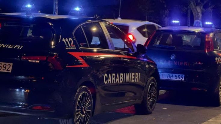 Regolamento di conti tra bande di latinos con mazze, machete e pistole: due feriti