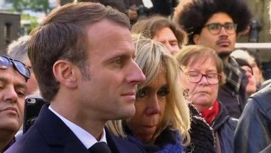 Parigi, Macron e Hollande ricordano le vittime del 13 novembre: la commozione di Brigitte