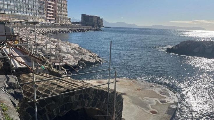 Napoli, completati i lavori all’arco borbonico: una piattaforma a protezione del monumento