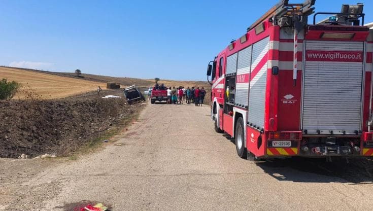 Foggia, furgone di braccianti si ribalta: un morto e 8 feriti. Stavano rientrando dai campi