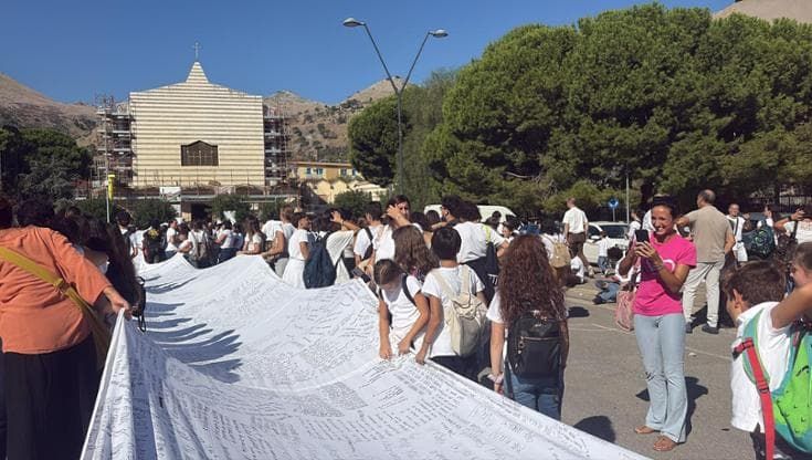 Palermo, 5 mila studenti in corteo con il sudario della memoria per i bambini uccisi a Gaza