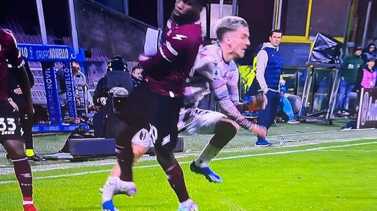 Fallo violento di Dia su Saelemaekers, Bologna furioso per l’espulsione mancata dell’attaccante della Salernitana