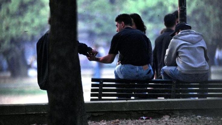 Casalinghe, ex militari, studenti e prof: la rete degli insospettabili della droga a Bari. I depositi nei condomini in centro