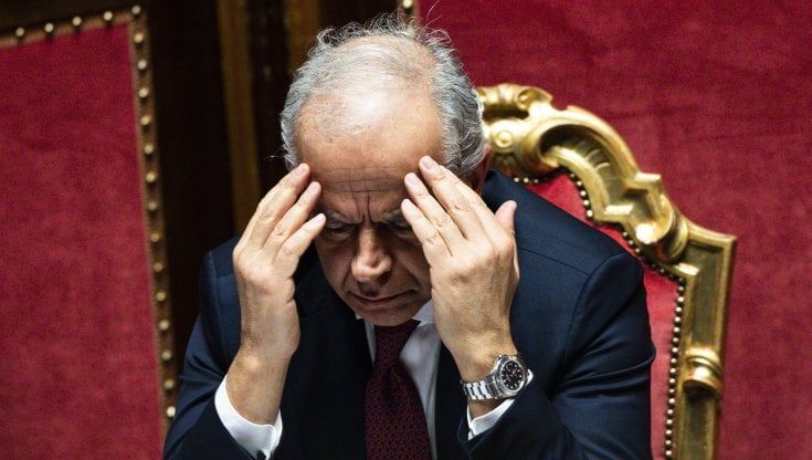 "Il primo Sos arrivò solo alle 4”. Piantedosi riscrive i fatti di Cutro