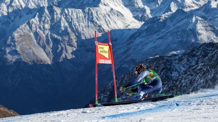 Sci, Brignone in testa dopo la prima manche del gigante a Sölden. Goggia ostacolata da un addetto alla pista si ferma, ripete la prova ed è 20ma