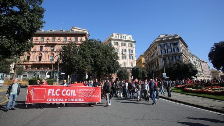 Scuola, dieci istituti chiusi per sciopero, insegnanti in piazza a Genova