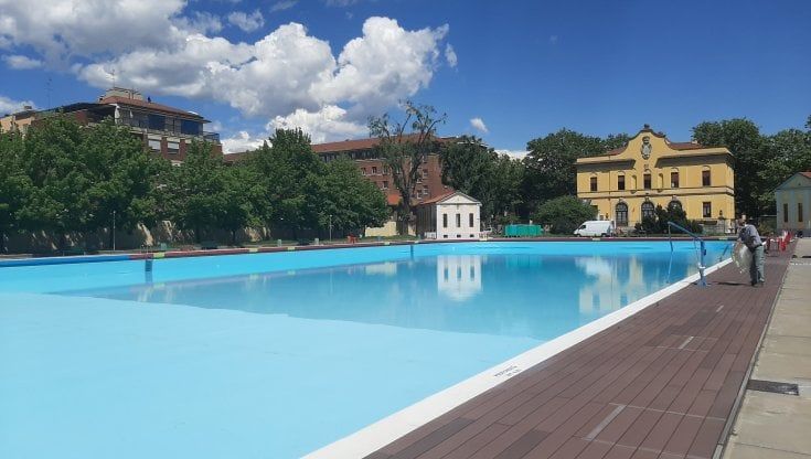 Milano, ultimi ritocchi alla piscina Romano: l'acqua zampilla dai getti nella vasca rifatta ex novo