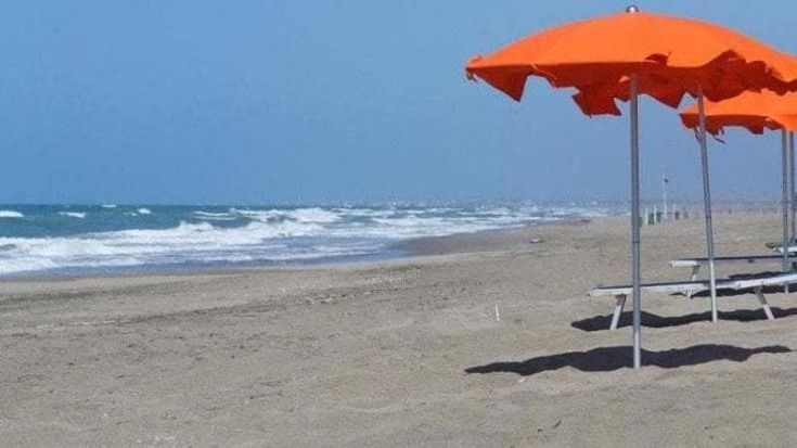 Accusa un malore mentre fa il bagno al mare: uomo morto a Latina