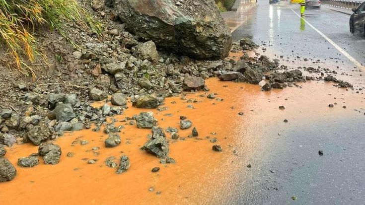 Maltempo, Italia sotto la pioggia: crolla un albero su un’auto, morto un militare di 46 anni