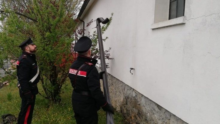 Ruba le grondaie al cimitero: ladro colto in flagrante dai carabinieri a Ozzano Taro