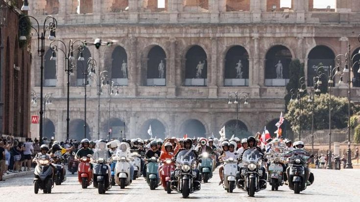 Vespa, 25mila scooter invadono Roma: il più grande raduno della storia dell’icona per i suoi 80 anni