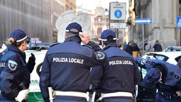 Per vendicarsi di una multa dà alle fiamme un’auto dei vigili urbani