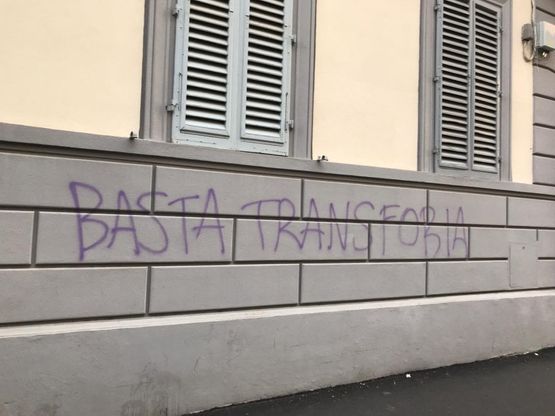 Firenze, corteo della comunità queer a Porta al Prato: proteste dei residenti per le scritte sui muri
