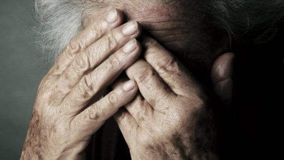Asti, fratture e lividi sul volto dell'ospite della casa di riposo: il figlio fa denuncia