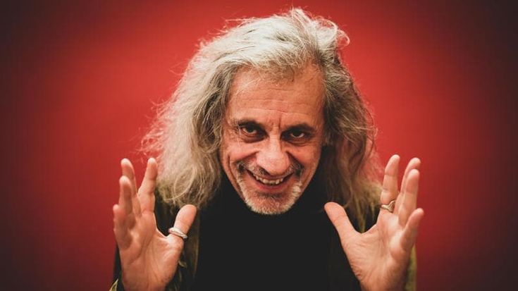 Alessandro Bergonzoni: “I giochi di parole non li amavo, scrivevo poesie per la prof di lettere”