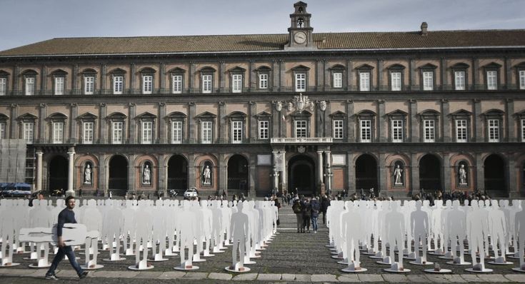 Napoli: 1029 sagome bianche in piazza Plebiscito per ricordare le vittime sul lavoro