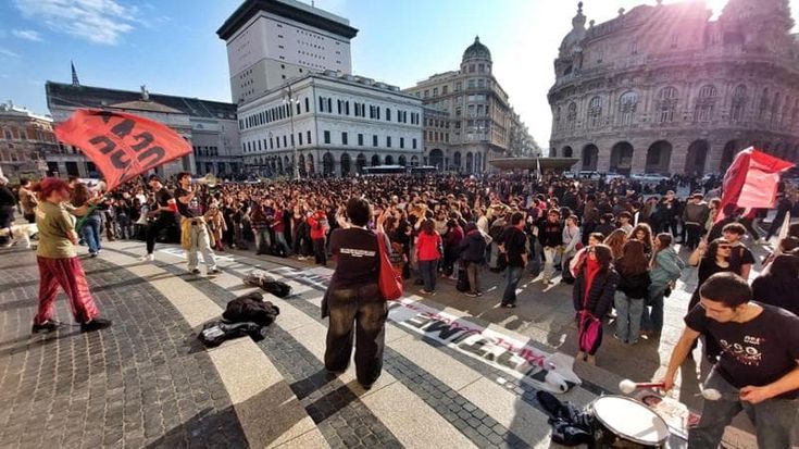 Duemila studenti in corteo a Genova contro la violenza e le molestie a scuola