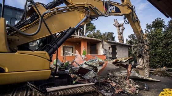 Roma, ruspe sulle ville dei Casamonica. Gli occupanti bloccano la strada: "Andremo a dormire da Raggi o Salvini"