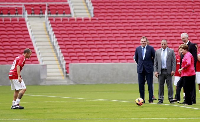 Brasile 2014, inaugurato lo stadio di Porto Alegre<br />Ronaldo lascia il calcio d'inizio alla Rousseff