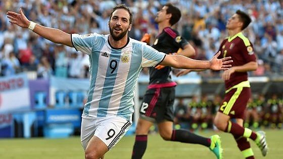Napoli, Higuain: ''Il mio futuro? Ai tifosi dico di stare tranquilli'' 