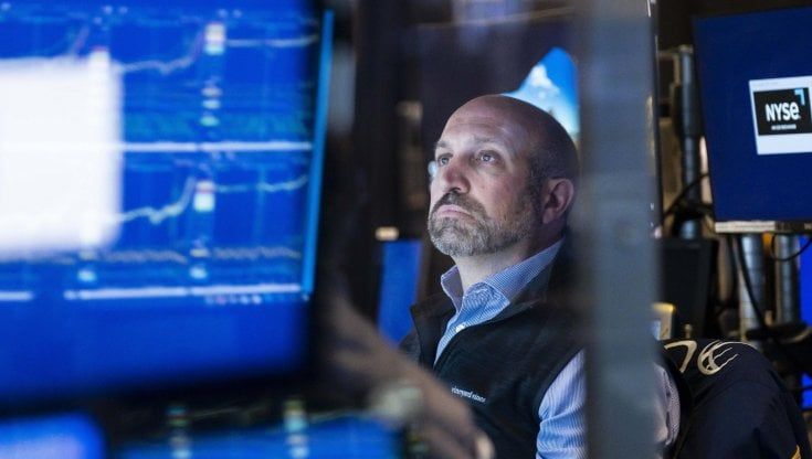 Le Borse di oggi, 9 maggio. Cina e inflazione preoccupano i mercati, i listini Ue chiudono in profondo rosso. Lo spread cresce ancora