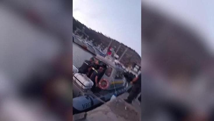 Migranti in Albania, i due minorenni salgono sulla motovedetta per raggiungere la Libra e tornare in Italia