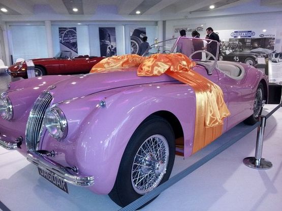 Una Jaguar XK rosa al salone Auto e Moto d’Epoca
