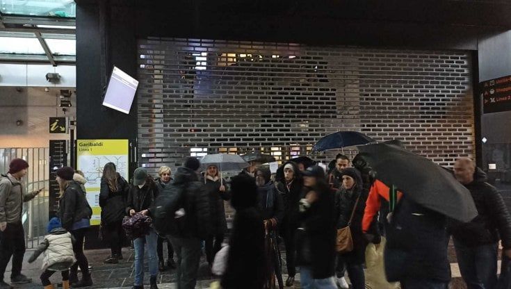 Maltempo e proteste del personale: stop linea 1 tra Garibaldi e Toledo, allagamenti e disagi su Cumana e Circum